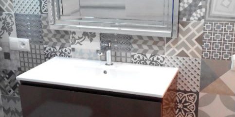 Los-materiales-de-los-azulejos-y-la-creacion-de-banos-originales-483x241