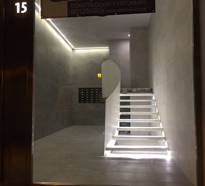 escalera-zaguan-iluminacion