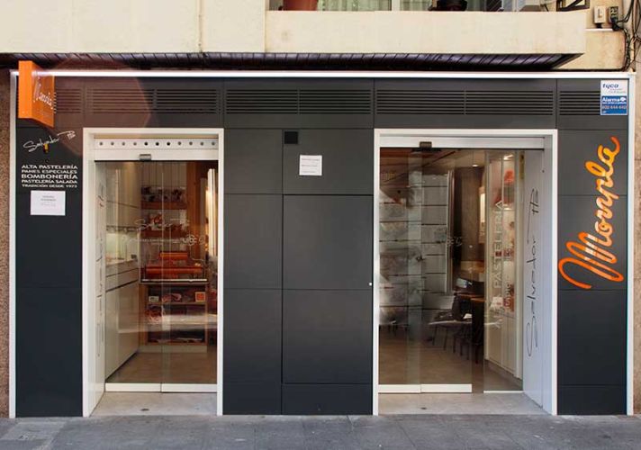 Pastelería de puertas abiertas